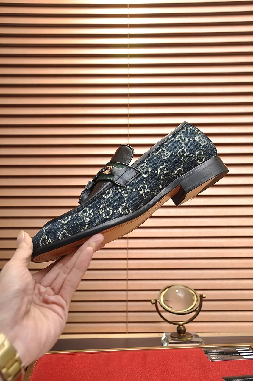 Men's shoes💰500💶Italy's top luxury men's shoe giant (GUCCI) (Gucci) (full cowhide lining) new arrival🍃Original European style🔰 Pleasant to the eye😍In order to make the shoes more durable and non-deformable🌀The production continues to follow traditional methods but there is still no lack of innovation💪Choose original sheepskin for the leather♻️ Smooth and natural And extra bright ⭐Made of imported cowhide, the first choice of rich people 38-45 (45 customized)